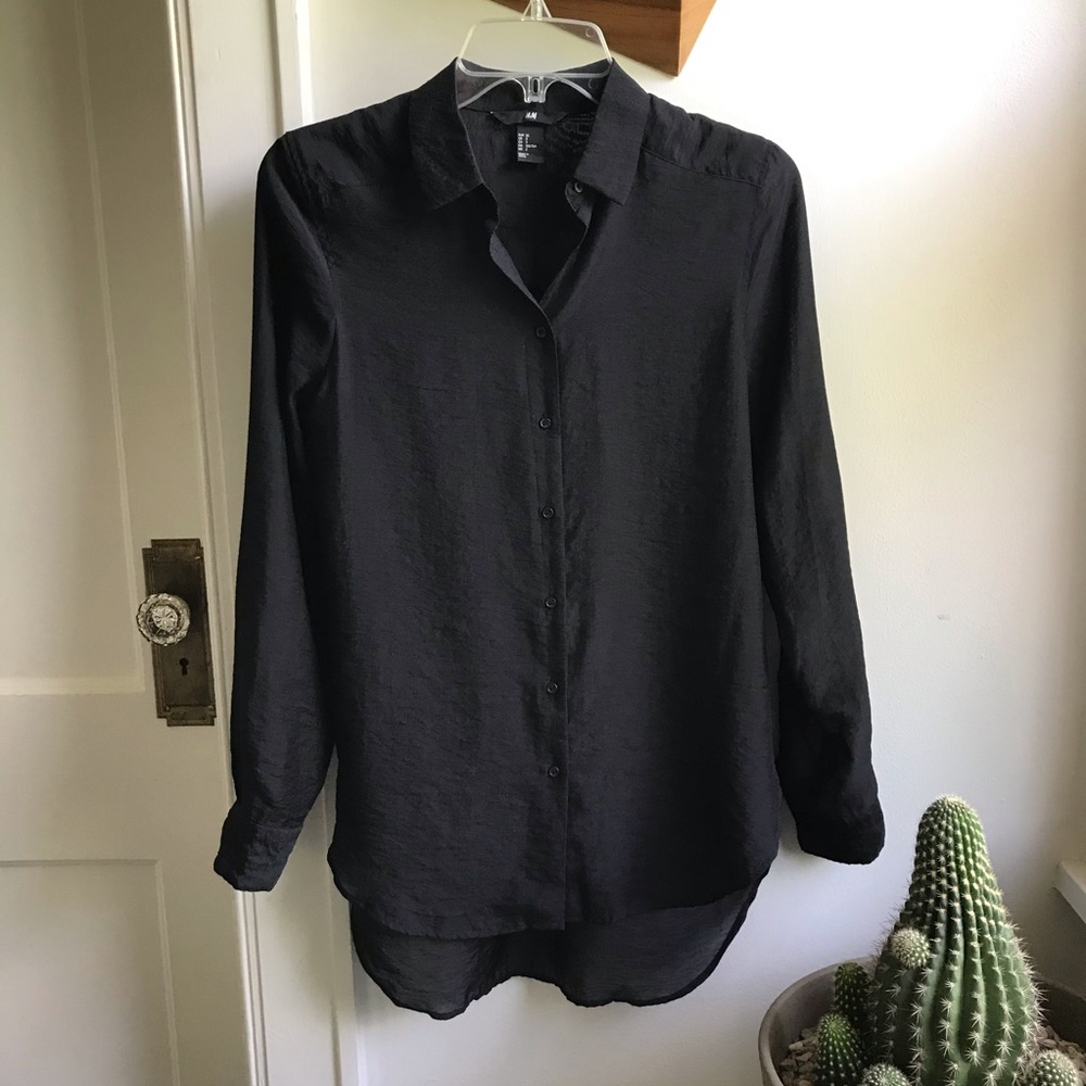H&M black button down top